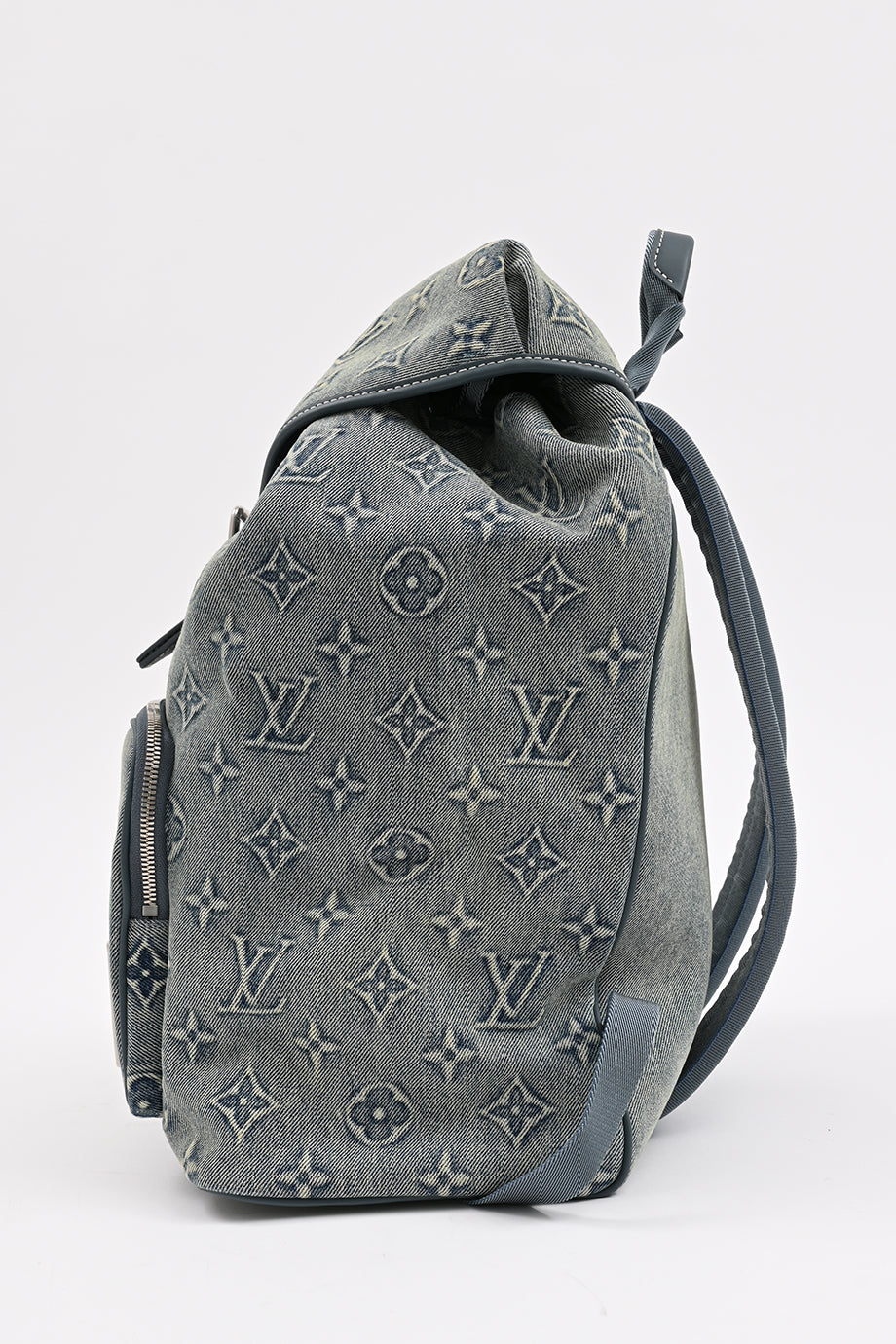 louis vuitton backpack silver Anthracite Grey Monogram Shadow Racer | myGemma inch laptop compartment and two flat pockets for a phone Virgil Abloh's 10,000 USD Louis