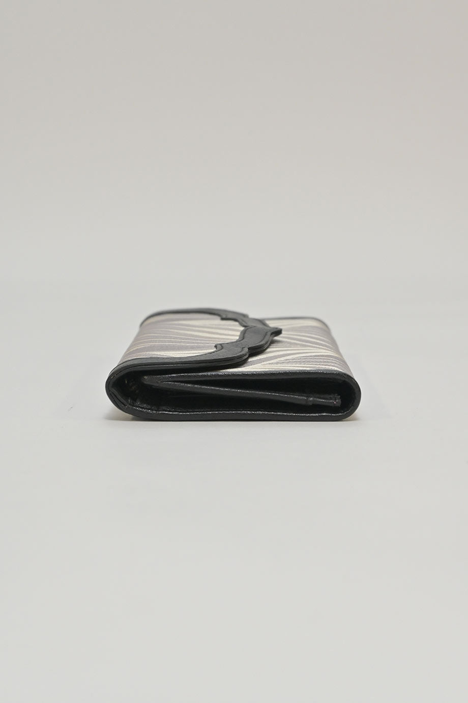 小物入れ Shanghai Tang Our signature cloud pattern adorns this season's long zipped