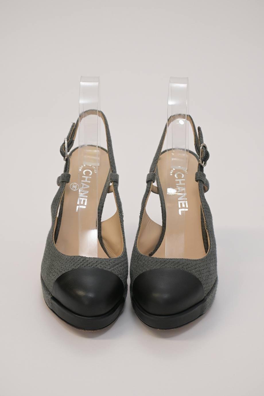 靴 GENUINE CHANEL SHOES / PUMPS Chanel 16A Black Lambskin Pointy Cap Toe Pumps - Size 39 1/2